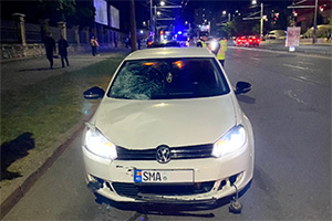 Accident astă noapte pe viaductul din Chişinău, o femeie fiind rănită grav la picioare după ce a fost lovită de un VW