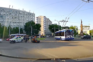 (VIDEO) Un buggy e surprins gonind cu viteză pe străzi înguste din Chişinău, iar peste 1 minut acesta se răstoarnă şi loveşte o maşină de poliţie