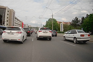 (VIDEO) Cum se trece ambuteiajul de pe Mihai Viteazul din Chişinău cu o motocicletă
