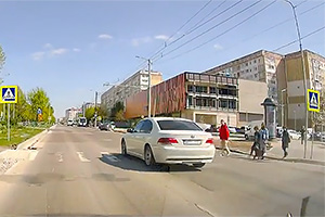 (VIDEO) Un şofer de BMW ignoră 4 copii pe trecerea de pietoni, la aceeaşi zebră din Chişinău unde acum o lună s-a produs un accident cutremurător