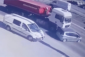 (VIDEO) O Honda, târâtă câţiva zeci de metri de un camion în Chişinău, pentru că se afla în zona oarbă a acestuia
