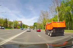 (VIDEO) Un şofer de Kamaz face slalom cu viteză printre benzi prin Chişinău, până îl prinde radarul poliţiei