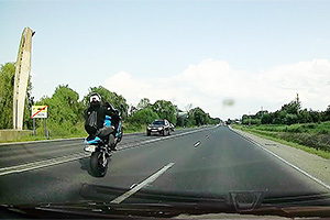 (VIDEO) O coloană de motociclişti, surprinsă gonind prin localitate pe un traseu, iar peste 2 minute a urmat un accident