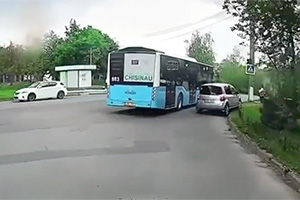 (VIDEO) Şofer începător, aruncat de un autobuz în afara carosabilului în Chişinău, ajunge să-şi accidenteze maşina într-un gard