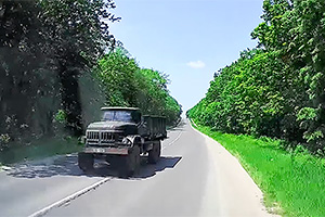 (VIDEO) Un camion sovietic, ieşit la depăşirea unei Dacia Duster într-o curbă, peste linia continuă, a fost la un pas de a provoca un accident în Moldova