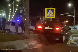 (VIDEO) Un şofer de BMW, într-o vizibilă stare de ebrietate, a provocat astă noapte un accident în Chişinău, după care s-a dat în spectacol în faţa poliţiei
