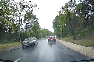(VIDEO) Drumul de lângă aeroportul Chişinău, marcat neclar pentru şoferii din alte ţări? O Skoda, surprinsă rătăcită pe contrasens