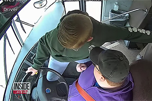 (VIDEO) Un copil de clasa 7-a a oprit un autobuz şcolar după ce şoferiţa şi-a pierdut cunoştinţa în SUA