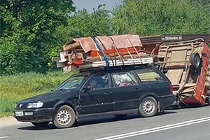 (VIDEO) Acesta e un VW Passat din Moldova, care a ieşit din zona de confort şi a fost convins că poate transporta mobilier şi în portbagaj, şi deasupra, şi într-o remorcă