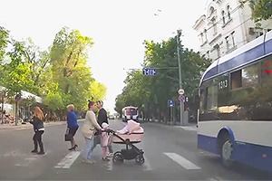 (VIDEO) Manevră cu tupeu a unui şofer de troleibuz în faţa unei mame cu doi copii pe trecerea de pietoni