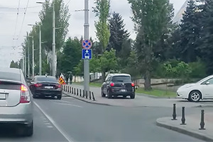 (VIDEO) Tupeu fără margini al unui şofer de Fiat din Chişinău, care foloseşte trotuarul de pe Ştefan cel Mare ca un drum doar al lui