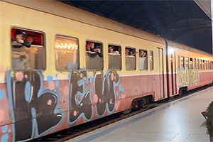 (VIDEO) În Moldova a apărut un tren transformat în club de noapte în mişcare pe calea ferată
