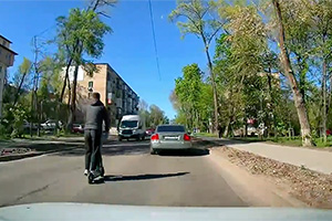 (VIDEO) La limita echilibrului, cu un copil pe o trotinetă electrică, pe mijlocul drumului prin traficul din Chişinău