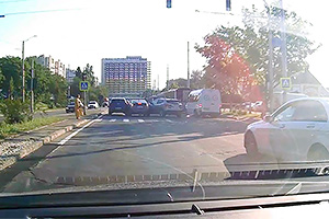 (VIDEO) Neacordarea priorităţii şi reacţia unui şofer începător a provocat un accident cu 3 maşini în Chişinău