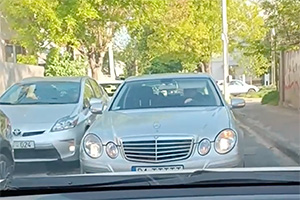 (VIDEO) Lecţie oferită unui şofer de Mercedes, care a încercat să ocolească o coloană lungă pe contrasens în Chişinău