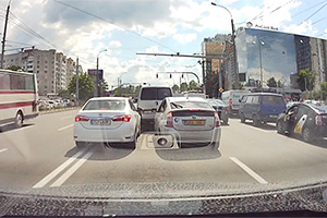 (VIDEO) Doi şoferi de Toyota s-au tot fentat în pe străzile din Chişinău şi ambii vor primi amenzi de la camerele de trafic