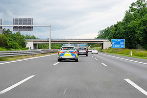 Poliţia din Germania amendează şoferii care merg pe banda din mijloc sau stângă pe autostrăzi când banda dreapta e liberă şi aminteşte regulile în asemenea cazuri