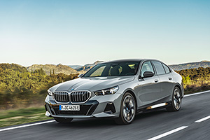 (VIDEO) BMW a lansat noua generaţie Seria 5 şi noul i5 electric, modele care au devenit mai lungi decât Seria 7 de cândva şi nu mai au motoare cu 6 cilindri