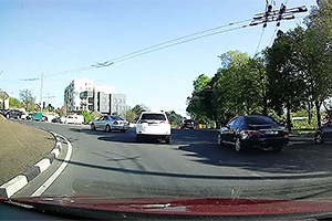 (VIDEO) O situaţie tipică la un sens giratoriu din Chişinău, în care se discută adeseori cine e vinovat şi cine e corect
