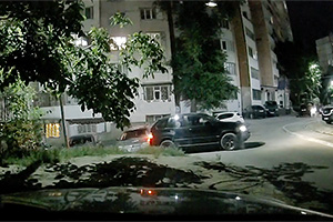 (VIDEO) Un BMW X5, surprins de camerele de supraveghere ale unui bloc din Chişinău buşind o Toyota şi plecând imediat de la locul accidentului
