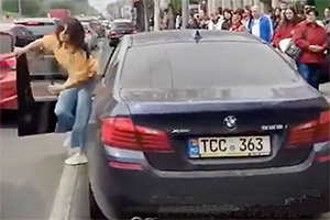 (VIDEO) Tupeu incredibil al unei şoferiţe de BMW din Chişinău, care sare în altercaţii cu cei de pe trotuar, după ce i se reproşează că blochează banda de transport public