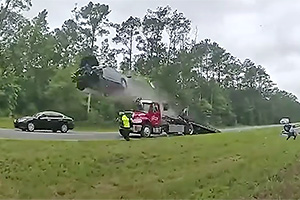 (VIDEO) O maşină a decolat de pe o autostradă din SUA, pentru că n-a observat un camion cu platformă, care venise să evacueze o altă maşină
