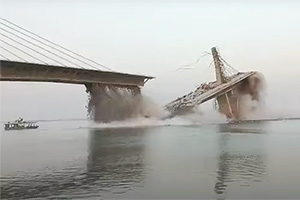 (VIDEO) Un pod din India, construit de 8 ani încoace, s-a prăbuşit a doua oară