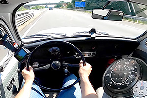 (VIDEO) Cum sună şi cum merge un VW Kafer din 1970, cu motor răcit cu aer, pe autostrăzile fără limită de viteză din Germania, în zilele noastre