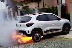 (VIDEO) Au fost publicate imaginile cu momentul izbucnirii incendiului unei Dacia Spring, care a ars în Timiş, iar proprietarul dezvăluie noi detalii
