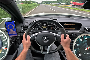 (VIDEO) Cum sună şi cum se conduce un Mercedes C63 AMG de pe vremea motoarelor V8 de 6,3 litri, pe o autostradă din Germania