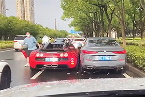 (VIDEO) Un Bugatti de 2 milioane de dolari a fost avariat în China după ce un şofer de BMW nu l-a lăsat să treacă în faţa sa