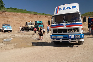 (VIDEO) Cum arată o întâlnire a pasionaţilor de camioane clasice cehoslovace, cu exemplare superbe Tatra, Praga, Liaz, Avia şi Skoda