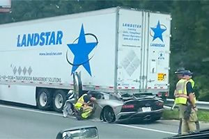 Un Lamborghini Aventador a ajuns complet sub remorca unui camion într-un accident din SUA, dar şoferul a scăpat nevătămat