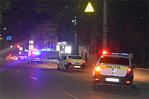 O poliţistă în stare de ebrietate a lovit 3 pietoni pe trotuar astă noapte la Sângera, inclusiv 2 copii