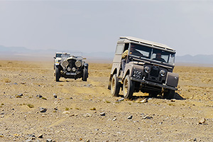 (VIDEO) Primul exemplar produs în istoria lui Land Rover Defender, din 1948, a traversat acum deşertul Gobi din Mongolia, după ce a fost găsit într-un hangar şi restaurat