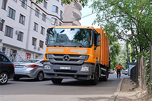(VIDEO) Salariu de 750-1000 euro pentru şoferii camioanelor care transportă gunoi în Chişinău, dar şi dificultăţi în operare din cauza traficului şi maşinilor parcate
