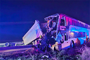Un autobuz cu 72 moldoveni, care mergeau în vacanţă, s-a lovit de remorca unui camion astă noapte în judeţul Brăila, România