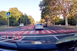 (VIDEO) Un şofer din Chişinău a mers în spatele unei maşini de poliţie pentru a-i măsura viteza prea mare a acesteia