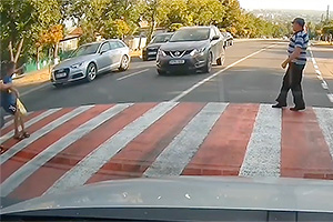 (VIDEO) O mamă şi-a salvat copilul în ultima clipă pe o trecere de pietoni la Orhei, unde un Nissan a fost la un pas de a lovi 3 oameni