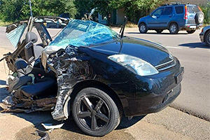 (VIDEO) O Toyota Prius a fost ruptă în două într-un accident din Moldova, cu un camion, iar şoferul a scăpat nevătămat