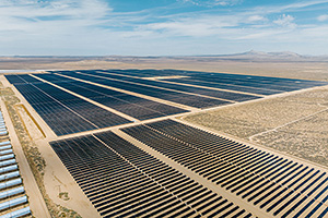 Un nou parc fotovoltaic imens a fost inaugurat în SUA de cea mai mare reţea de staţii pentru încărcarea maşinilor electrice