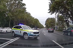 (VIDEO) Pedeapsă imediată aplicată de poliţie unui şofer care a vrut să o ia pe scurtătură în Chişinău