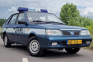 (VIDEO) Cum merge o maşină de poliţie Daewoo-FSO Polonez Caro Plus din 1999 pe o autostradă fără limită de viteză din zile noastre