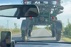 (VIDEO) Un grup de moldoveni cu un Audi a depăşit un tractor trecând pe sub el pe un traseu din România