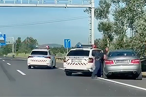 (VIDEO) Poliţia din Ungaria a oprit un Mercedes pe care-l urmărea cu 200 km/h pe autostradă, împingându-l spre barieră şi accidentându-l