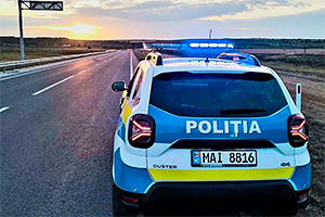 Doi şoferi au rămas fără permise de conducere în acelaşi loc, după ce au fost prinşi de radarele poliţiei din Moldova cu viteze enorme