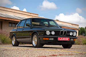 Un BMW M5 clasic, care a aparţinut cândva regelui Suediei şi are un sfert de milion de kilometri parcurşi, a fost scos la vânzare