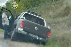 (VIDEO) Un VW Amarok, care a vrut să depăşească pe acostament o coloană de trafic din Chişinău, s-a prăbuşit într-un şanţ