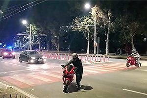 (VIDEO) Moment bizar, când un grup de motociclişti trec pe jos pe lângă poliţie, cu motocicletele alături, surprins în Chişinău