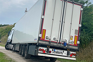 Încăpăţânarea unui şofer de camion de a ajunge pe scurtătură la locul de pauză de lângă o autostradă din Germania s-a lăsat cu intervenţia poliţiei